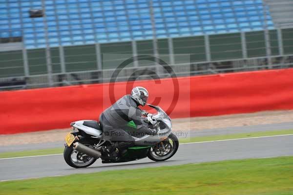 Motorcycle action photographs;Silverstone circuit;Silverstone photographs;Trackday digital images;event digital images;eventdigitalimages;no limits trackday;peter wileman photography;rockingham towcester northamptonshire;trackday;trackday photos