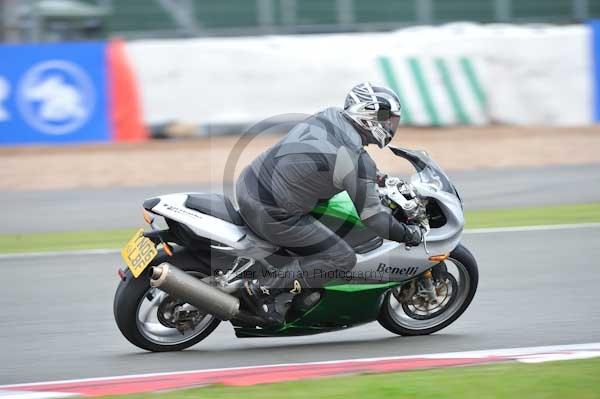 Motorcycle action photographs;Silverstone circuit;Silverstone photographs;Trackday digital images;event digital images;eventdigitalimages;no limits trackday;peter wileman photography;rockingham towcester northamptonshire;trackday;trackday photos