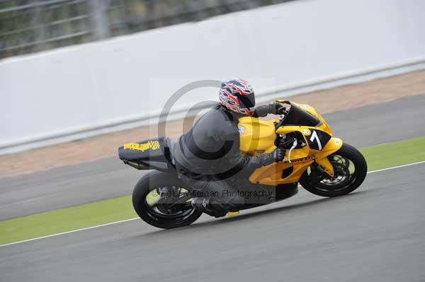 Motorcycle action photographs;Silverstone circuit;Silverstone photographs;Trackday digital images;event digital images;eventdigitalimages;no limits trackday;peter wileman photography;rockingham towcester northamptonshire;trackday;trackday photos