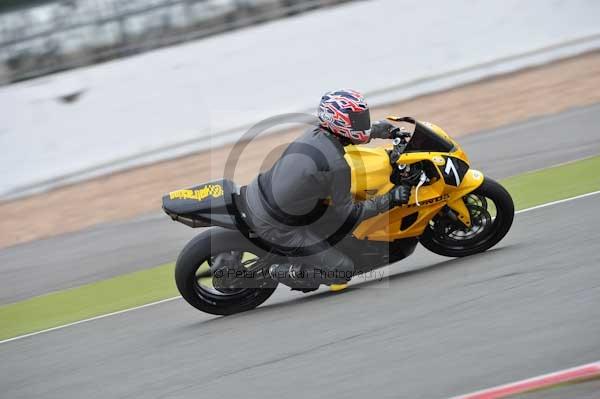 Motorcycle action photographs;Silverstone circuit;Silverstone photographs;Trackday digital images;event digital images;eventdigitalimages;no limits trackday;peter wileman photography;rockingham towcester northamptonshire;trackday;trackday photos