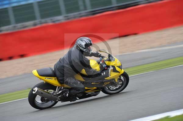 Motorcycle action photographs;Silverstone circuit;Silverstone photographs;Trackday digital images;event digital images;eventdigitalimages;no limits trackday;peter wileman photography;rockingham towcester northamptonshire;trackday;trackday photos