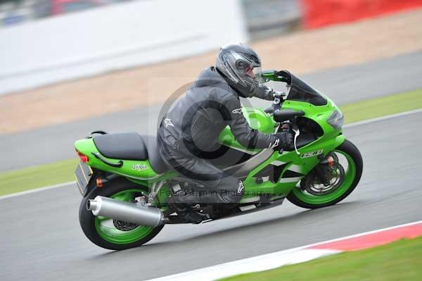 Motorcycle action photographs;Silverstone circuit;Silverstone photographs;Trackday digital images;event digital images;eventdigitalimages;no limits trackday;peter wileman photography;rockingham towcester northamptonshire;trackday;trackday photos