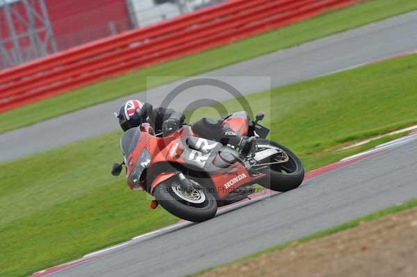 Motorcycle action photographs;Silverstone circuit;Silverstone photographs;Trackday digital images;event digital images;eventdigitalimages;no limits trackday;peter wileman photography;rockingham towcester northamptonshire;trackday;trackday photos