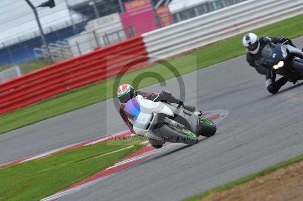 Motorcycle action photographs;Silverstone circuit;Silverstone photographs;Trackday digital images;event digital images;eventdigitalimages;no limits trackday;peter wileman photography;rockingham towcester northamptonshire;trackday;trackday photos