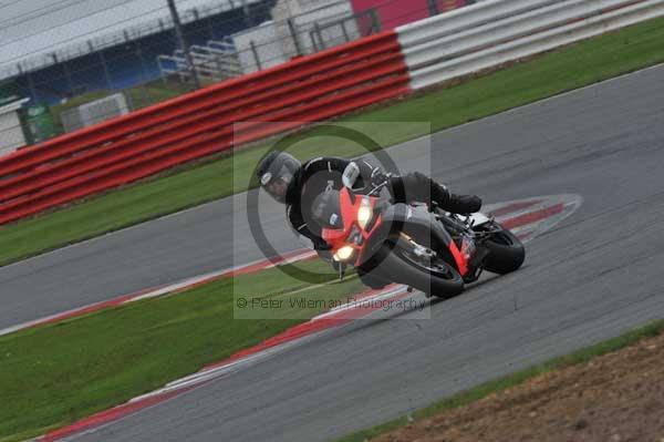 Motorcycle action photographs;Silverstone circuit;Silverstone photographs;Trackday digital images;event digital images;eventdigitalimages;no limits trackday;peter wileman photography;rockingham towcester northamptonshire;trackday;trackday photos