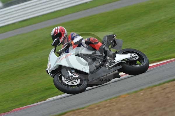 Motorcycle action photographs;Silverstone circuit;Silverstone photographs;Trackday digital images;event digital images;eventdigitalimages;no limits trackday;peter wileman photography;rockingham towcester northamptonshire;trackday;trackday photos