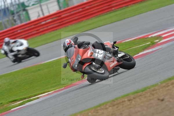 Motorcycle action photographs;Silverstone circuit;Silverstone photographs;Trackday digital images;event digital images;eventdigitalimages;no limits trackday;peter wileman photography;rockingham towcester northamptonshire;trackday;trackday photos