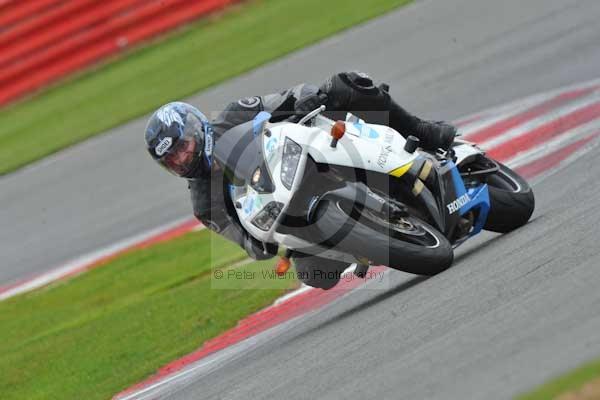 Motorcycle action photographs;Silverstone circuit;Silverstone photographs;Trackday digital images;event digital images;eventdigitalimages;no limits trackday;peter wileman photography;rockingham towcester northamptonshire;trackday;trackday photos