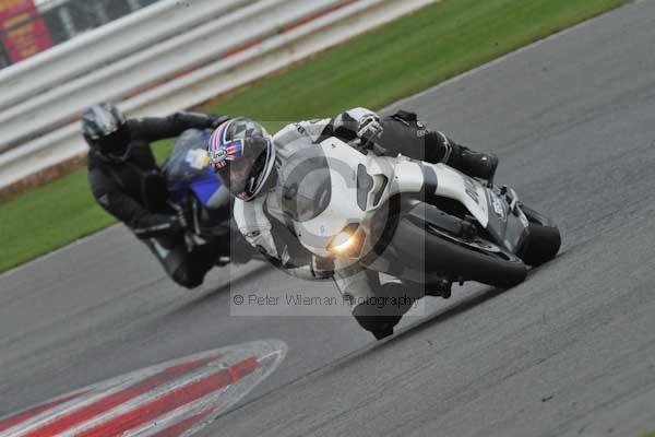 Motorcycle action photographs;Silverstone circuit;Silverstone photographs;Trackday digital images;event digital images;eventdigitalimages;no limits trackday;peter wileman photography;rockingham towcester northamptonshire;trackday;trackday photos