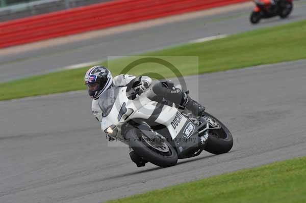 Motorcycle action photographs;Silverstone circuit;Silverstone photographs;Trackday digital images;event digital images;eventdigitalimages;no limits trackday;peter wileman photography;rockingham towcester northamptonshire;trackday;trackday photos