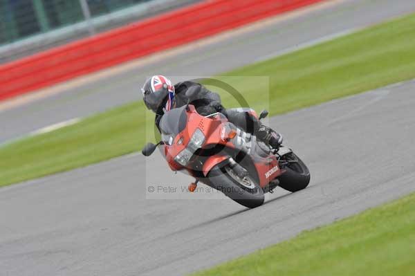 Motorcycle action photographs;Silverstone circuit;Silverstone photographs;Trackday digital images;event digital images;eventdigitalimages;no limits trackday;peter wileman photography;rockingham towcester northamptonshire;trackday;trackday photos