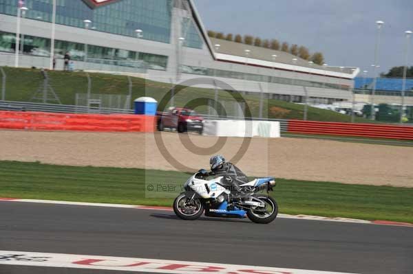 Motorcycle action photographs;Silverstone circuit;Silverstone photographs;Trackday digital images;event digital images;eventdigitalimages;no limits trackday;peter wileman photography;rockingham towcester northamptonshire;trackday;trackday photos