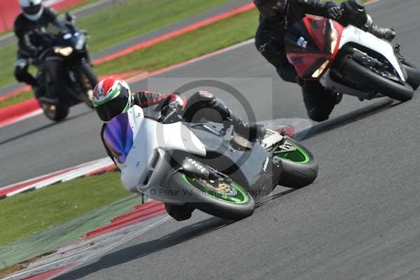 Motorcycle action photographs;Silverstone circuit;Silverstone photographs;Trackday digital images;event digital images;eventdigitalimages;no limits trackday;peter wileman photography;rockingham towcester northamptonshire;trackday;trackday photos