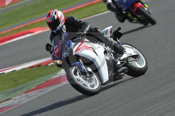 Motorcycle action photographs;Silverstone circuit;Silverstone photographs;Trackday digital images;event digital images;eventdigitalimages;no limits trackday;peter wileman photography;rockingham towcester northamptonshire;trackday;trackday photos