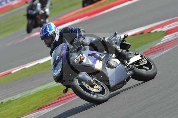 Motorcycle action photographs;Silverstone circuit;Silverstone photographs;Trackday digital images;event digital images;eventdigitalimages;no limits trackday;peter wileman photography;rockingham towcester northamptonshire;trackday;trackday photos