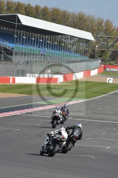 Motorcycle action photographs;Silverstone circuit;Silverstone photographs;Trackday digital images;event digital images;eventdigitalimages;no limits trackday;peter wileman photography;rockingham towcester northamptonshire;trackday;trackday photos