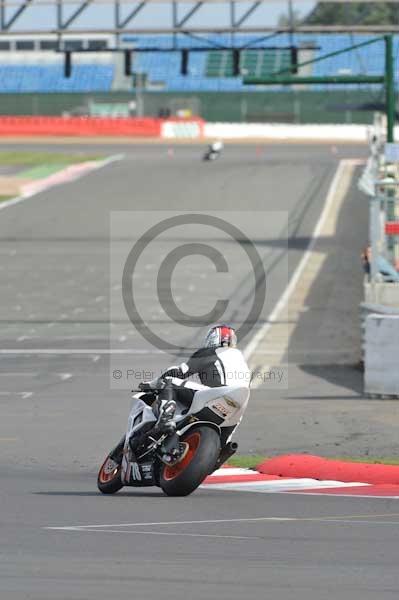 Motorcycle action photographs;Silverstone circuit;Silverstone photographs;Trackday digital images;event digital images;eventdigitalimages;no limits trackday;peter wileman photography;rockingham towcester northamptonshire;trackday;trackday photos