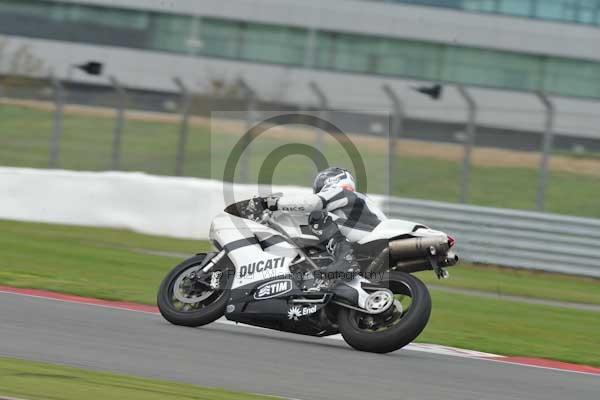 Motorcycle action photographs;Silverstone circuit;Silverstone photographs;Trackday digital images;event digital images;eventdigitalimages;no limits trackday;peter wileman photography;rockingham towcester northamptonshire;trackday;trackday photos