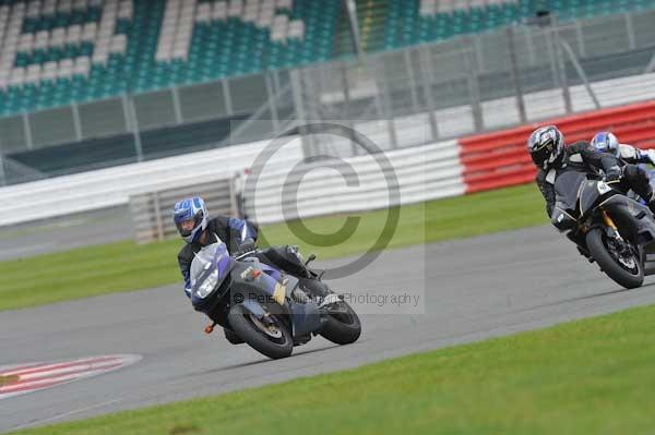 Motorcycle action photographs;Silverstone circuit;Silverstone photographs;Trackday digital images;event digital images;eventdigitalimages;no limits trackday;peter wileman photography;rockingham towcester northamptonshire;trackday;trackday photos