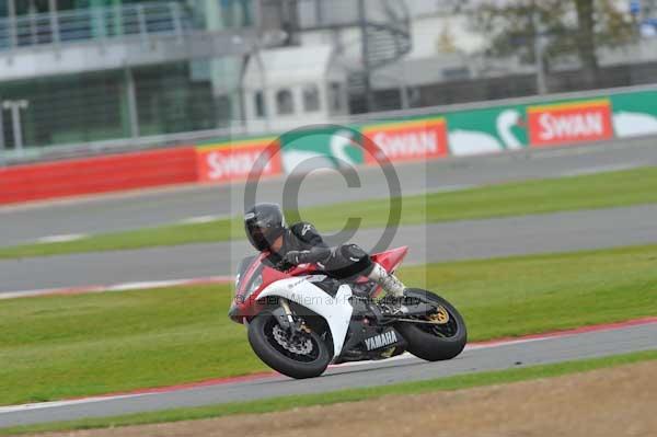 Motorcycle action photographs;Silverstone circuit;Silverstone photographs;Trackday digital images;event digital images;eventdigitalimages;no limits trackday;peter wileman photography;rockingham towcester northamptonshire;trackday;trackday photos