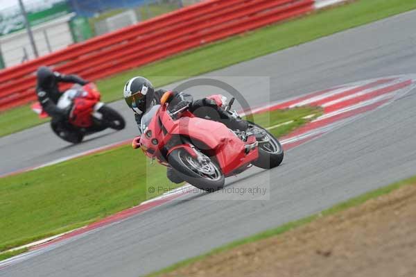 Motorcycle action photographs;Silverstone circuit;Silverstone photographs;Trackday digital images;event digital images;eventdigitalimages;no limits trackday;peter wileman photography;rockingham towcester northamptonshire;trackday;trackday photos