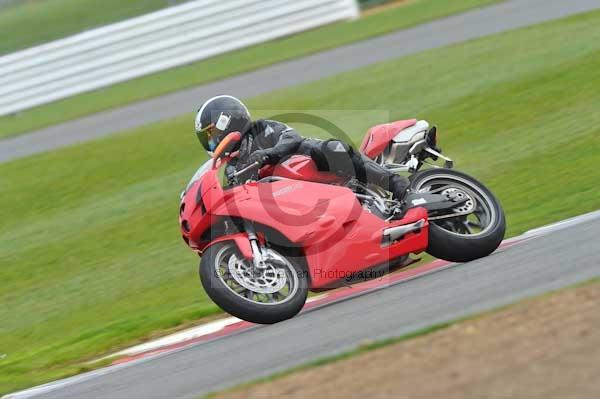 Motorcycle action photographs;Silverstone circuit;Silverstone photographs;Trackday digital images;event digital images;eventdigitalimages;no limits trackday;peter wileman photography;rockingham towcester northamptonshire;trackday;trackday photos