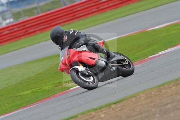 Motorcycle action photographs;Silverstone circuit;Silverstone photographs;Trackday digital images;event digital images;eventdigitalimages;no limits trackday;peter wileman photography;rockingham towcester northamptonshire;trackday;trackday photos