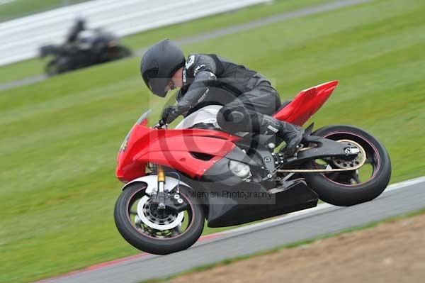 Motorcycle action photographs;Silverstone circuit;Silverstone photographs;Trackday digital images;event digital images;eventdigitalimages;no limits trackday;peter wileman photography;rockingham towcester northamptonshire;trackday;trackday photos