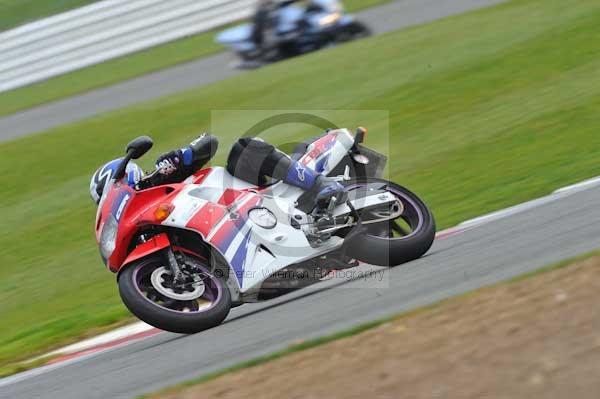 Motorcycle action photographs;Silverstone circuit;Silverstone photographs;Trackday digital images;event digital images;eventdigitalimages;no limits trackday;peter wileman photography;rockingham towcester northamptonshire;trackday;trackday photos