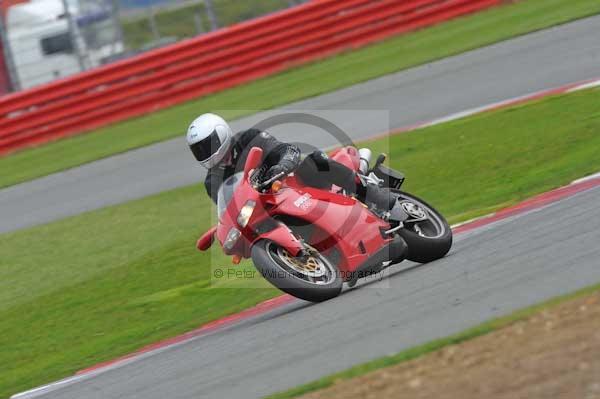 Motorcycle action photographs;Silverstone circuit;Silverstone photographs;Trackday digital images;event digital images;eventdigitalimages;no limits trackday;peter wileman photography;rockingham towcester northamptonshire;trackday;trackday photos