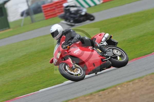 Motorcycle action photographs;Silverstone circuit;Silverstone photographs;Trackday digital images;event digital images;eventdigitalimages;no limits trackday;peter wileman photography;rockingham towcester northamptonshire;trackday;trackday photos