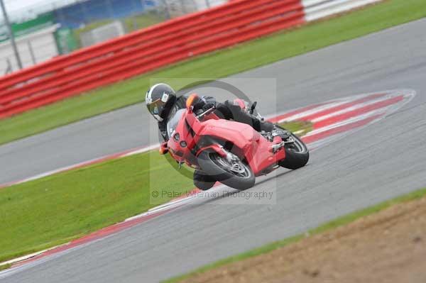 Motorcycle action photographs;Silverstone circuit;Silverstone photographs;Trackday digital images;event digital images;eventdigitalimages;no limits trackday;peter wileman photography;rockingham towcester northamptonshire;trackday;trackday photos