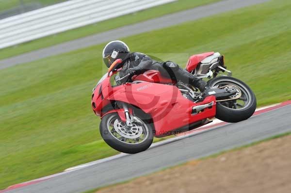 Motorcycle action photographs;Silverstone circuit;Silverstone photographs;Trackday digital images;event digital images;eventdigitalimages;no limits trackday;peter wileman photography;rockingham towcester northamptonshire;trackday;trackday photos