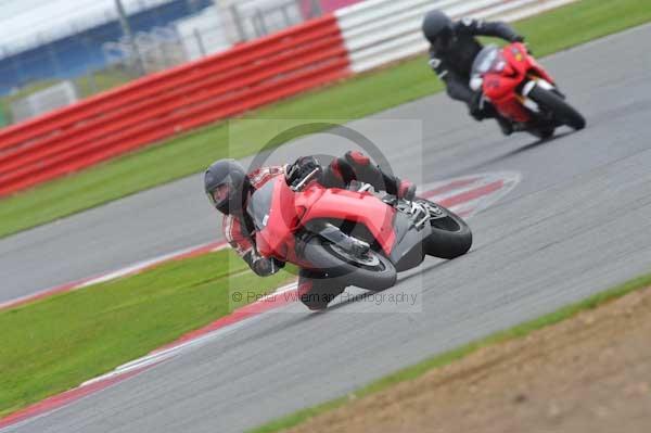 Motorcycle action photographs;Silverstone circuit;Silverstone photographs;Trackday digital images;event digital images;eventdigitalimages;no limits trackday;peter wileman photography;rockingham towcester northamptonshire;trackday;trackday photos