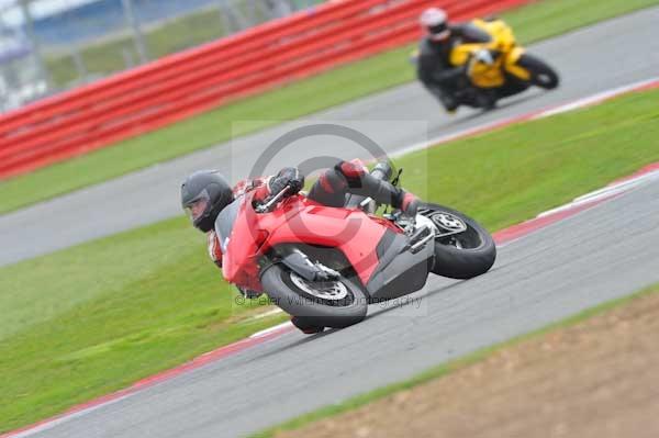 Motorcycle action photographs;Silverstone circuit;Silverstone photographs;Trackday digital images;event digital images;eventdigitalimages;no limits trackday;peter wileman photography;rockingham towcester northamptonshire;trackday;trackday photos