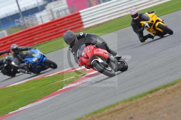 Motorcycle action photographs;Silverstone circuit;Silverstone photographs;Trackday digital images;event digital images;eventdigitalimages;no limits trackday;peter wileman photography;rockingham towcester northamptonshire;trackday;trackday photos