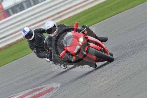 Motorcycle action photographs;Silverstone circuit;Silverstone photographs;Trackday digital images;event digital images;eventdigitalimages;no limits trackday;peter wileman photography;rockingham towcester northamptonshire;trackday;trackday photos