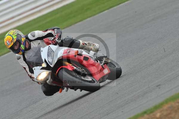 Motorcycle action photographs;Silverstone circuit;Silverstone photographs;Trackday digital images;event digital images;eventdigitalimages;no limits trackday;peter wileman photography;rockingham towcester northamptonshire;trackday;trackday photos