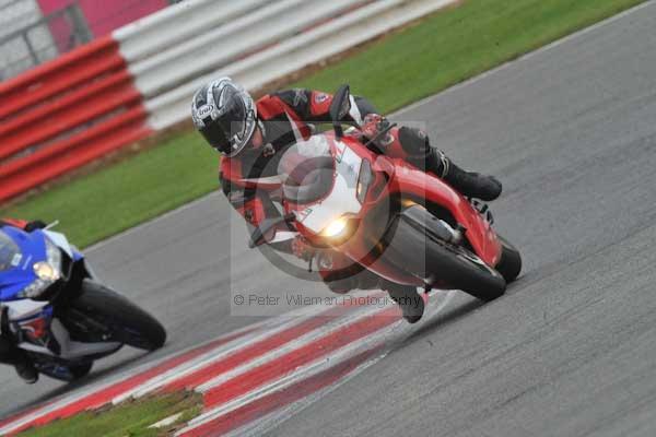 Motorcycle action photographs;Silverstone circuit;Silverstone photographs;Trackday digital images;event digital images;eventdigitalimages;no limits trackday;peter wileman photography;rockingham towcester northamptonshire;trackday;trackday photos