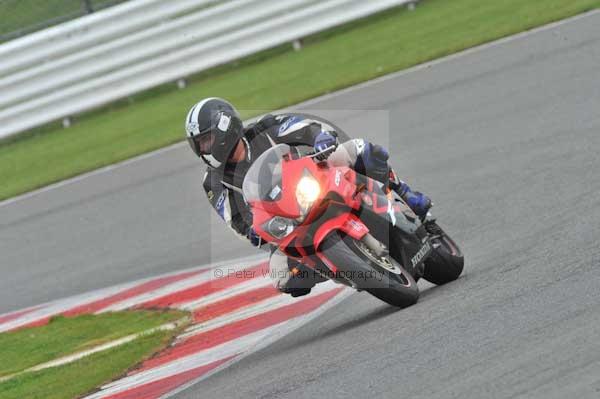 Motorcycle action photographs;Silverstone circuit;Silverstone photographs;Trackday digital images;event digital images;eventdigitalimages;no limits trackday;peter wileman photography;rockingham towcester northamptonshire;trackday;trackday photos