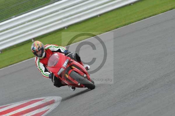 Motorcycle action photographs;Silverstone circuit;Silverstone photographs;Trackday digital images;event digital images;eventdigitalimages;no limits trackday;peter wileman photography;rockingham towcester northamptonshire;trackday;trackday photos