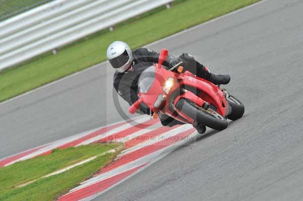 Motorcycle action photographs;Silverstone circuit;Silverstone photographs;Trackday digital images;event digital images;eventdigitalimages;no limits trackday;peter wileman photography;rockingham towcester northamptonshire;trackday;trackday photos