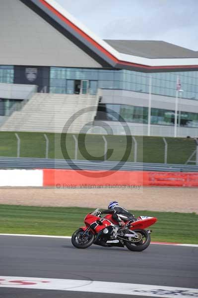 Motorcycle action photographs;Silverstone circuit;Silverstone photographs;Trackday digital images;event digital images;eventdigitalimages;no limits trackday;peter wileman photography;rockingham towcester northamptonshire;trackday;trackday photos