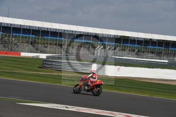 Motorcycle action photographs;Silverstone circuit;Silverstone photographs;Trackday digital images;event digital images;eventdigitalimages;no limits trackday;peter wileman photography;rockingham towcester northamptonshire;trackday;trackday photos