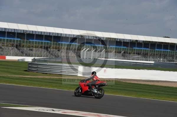 Motorcycle action photographs;Silverstone circuit;Silverstone photographs;Trackday digital images;event digital images;eventdigitalimages;no limits trackday;peter wileman photography;rockingham towcester northamptonshire;trackday;trackday photos