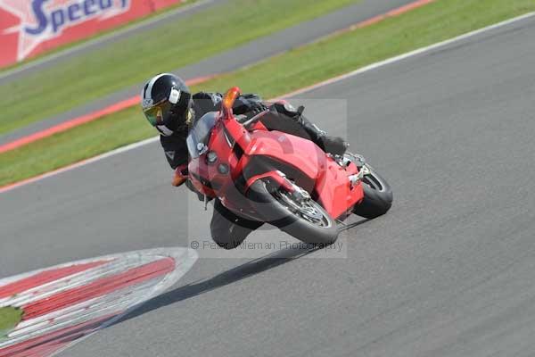 Motorcycle action photographs;Silverstone circuit;Silverstone photographs;Trackday digital images;event digital images;eventdigitalimages;no limits trackday;peter wileman photography;rockingham towcester northamptonshire;trackday;trackday photos