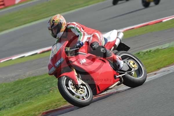 Motorcycle action photographs;Silverstone circuit;Silverstone photographs;Trackday digital images;event digital images;eventdigitalimages;no limits trackday;peter wileman photography;rockingham towcester northamptonshire;trackday;trackday photos