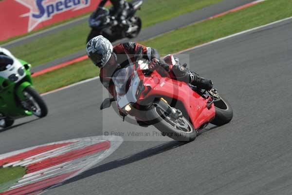 Motorcycle action photographs;Silverstone circuit;Silverstone photographs;Trackday digital images;event digital images;eventdigitalimages;no limits trackday;peter wileman photography;rockingham towcester northamptonshire;trackday;trackday photos