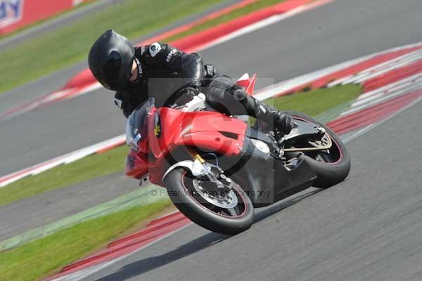 Motorcycle action photographs;Silverstone circuit;Silverstone photographs;Trackday digital images;event digital images;eventdigitalimages;no limits trackday;peter wileman photography;rockingham towcester northamptonshire;trackday;trackday photos