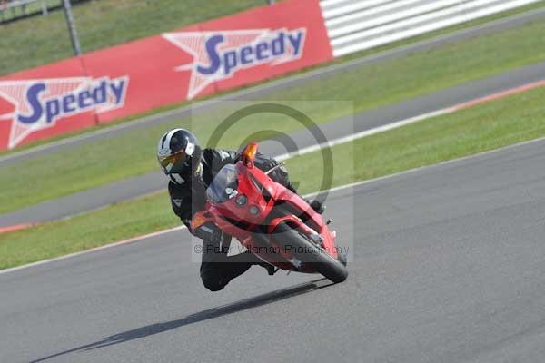 Motorcycle action photographs;Silverstone circuit;Silverstone photographs;Trackday digital images;event digital images;eventdigitalimages;no limits trackday;peter wileman photography;rockingham towcester northamptonshire;trackday;trackday photos